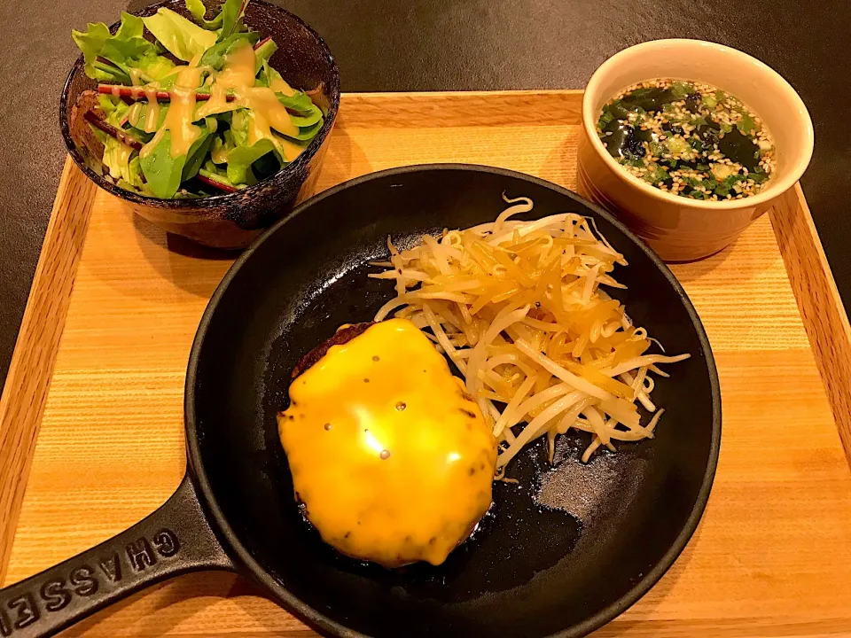 Snapdishの料理写真:#ハンバーグ#わかめスープ#夜ご飯|hongkiさん