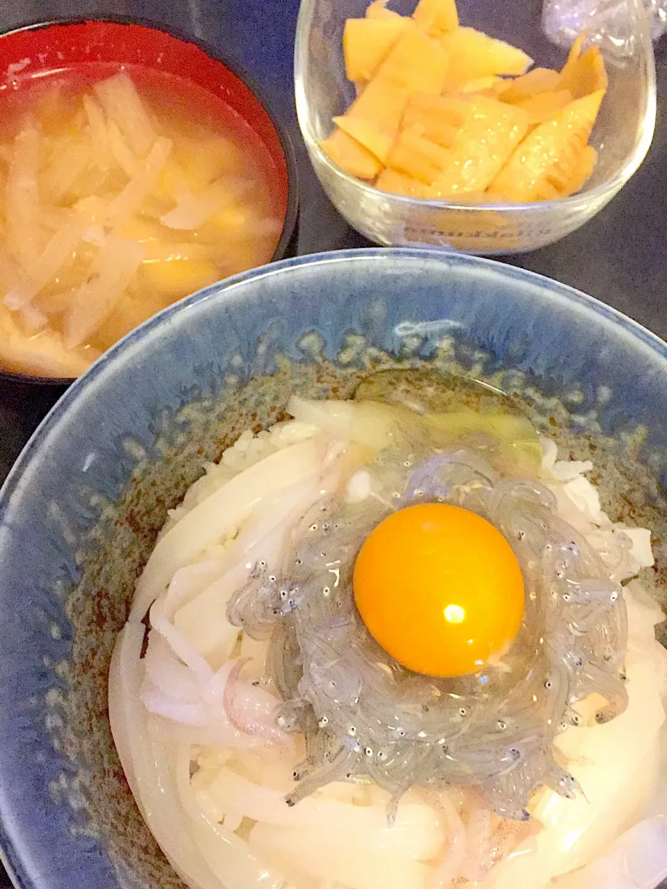 イカ生しらす丼 & たけのこの煮物 & 大根と油揚げのお味噌汁|ぺろたんさん