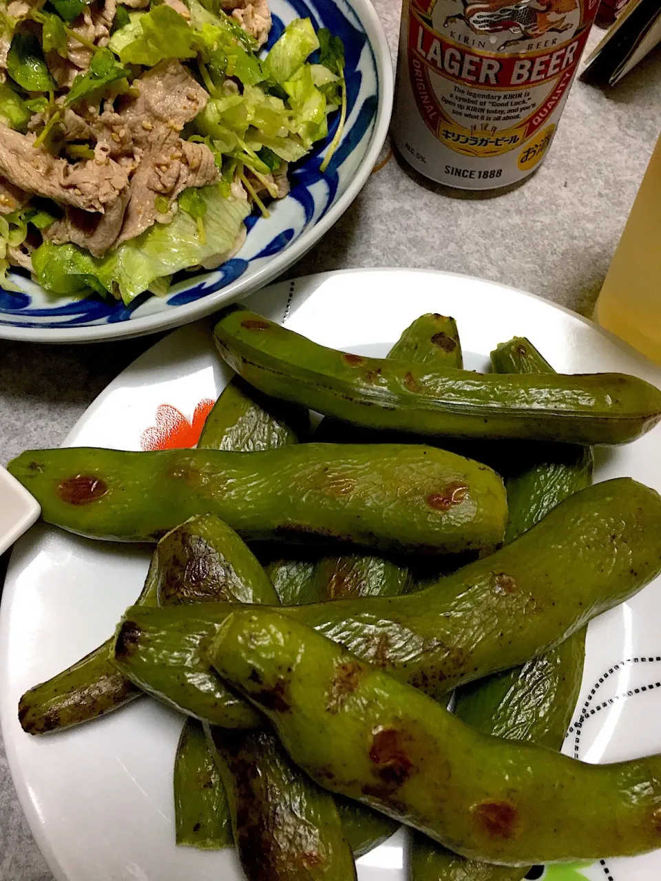 今夜の肴♪
・焼きそら豆
・豚コマで冷しゃぶサラダ  胡麻ニンニク柚子胡椒ドレッシング|かっぴーさん