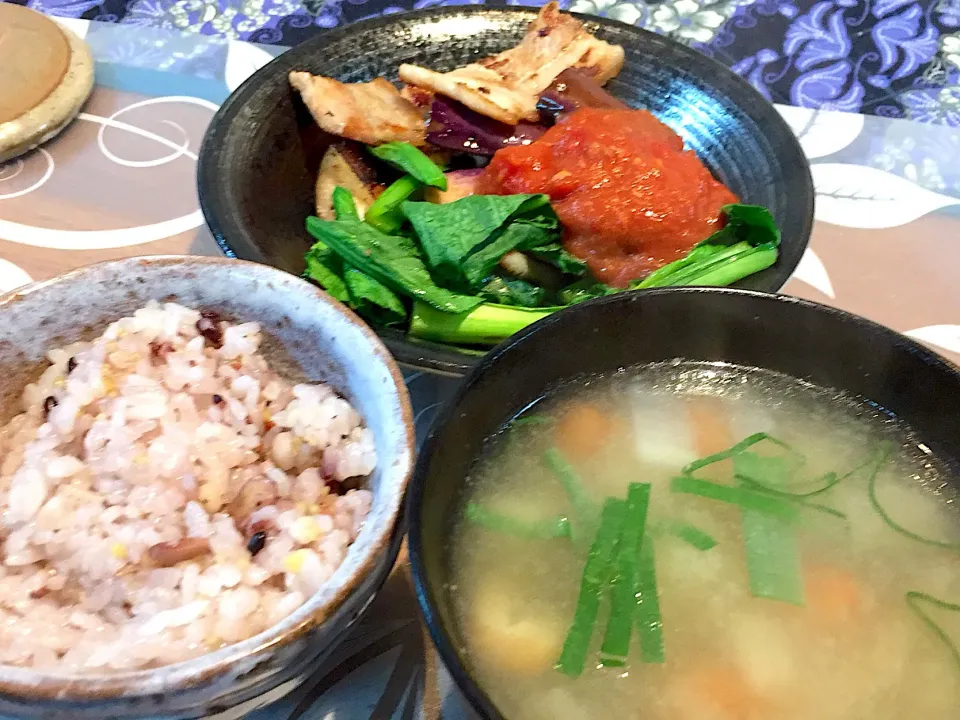 晩御飯
ナスと豚肉と小松菜の炒め物トマトチーズソース掛け、十穀米、豚汁（大根、人参、ごぼう、豚肉、揚げ、ネギ）|かよちゃんさん