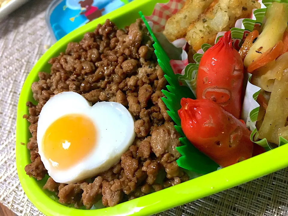 ちびギャン弁当🍙 ハートのそぼろ弁当♡|00shellyさん