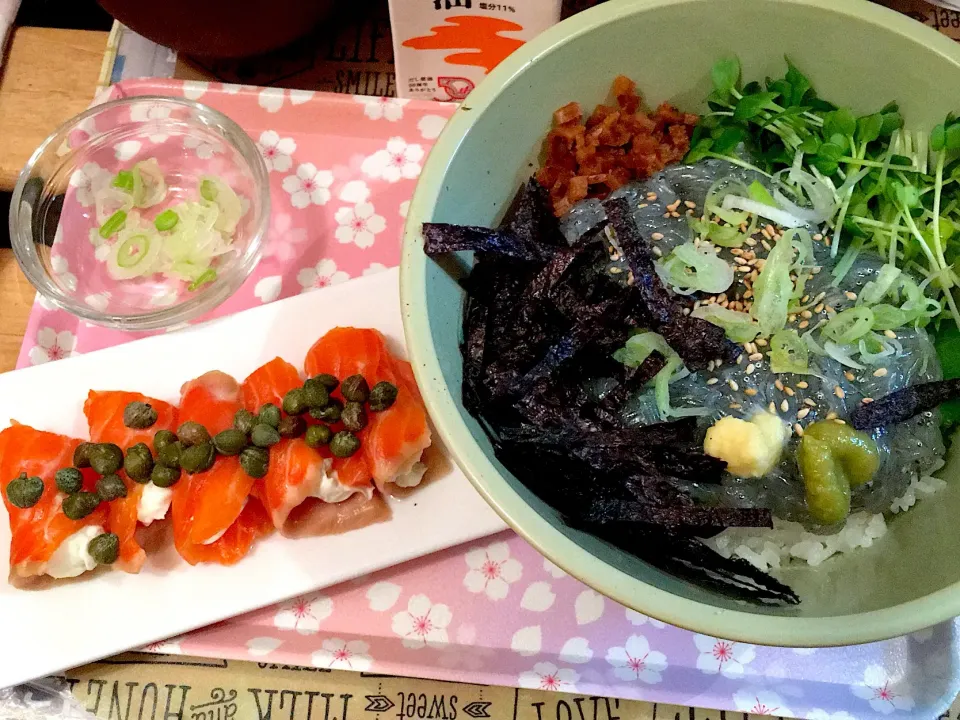 生シラス丼 スモークサーモンのオードブル|yumyum😋さん