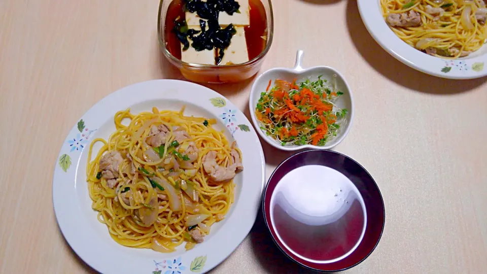 ３月８日　豚こまでにんにく醤油パスタ　サラダ　湯豆腐　とろろ昆布のお吸い物|いもこ。さん