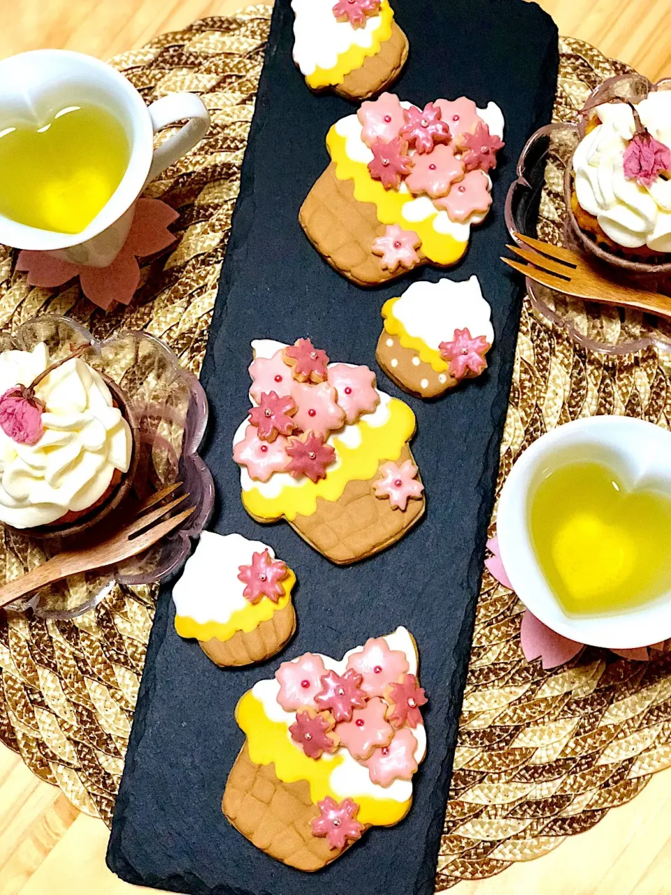 Snapdishの料理写真:桜🌸のカップケーキのアイシングクッキー♫|シフォンさん