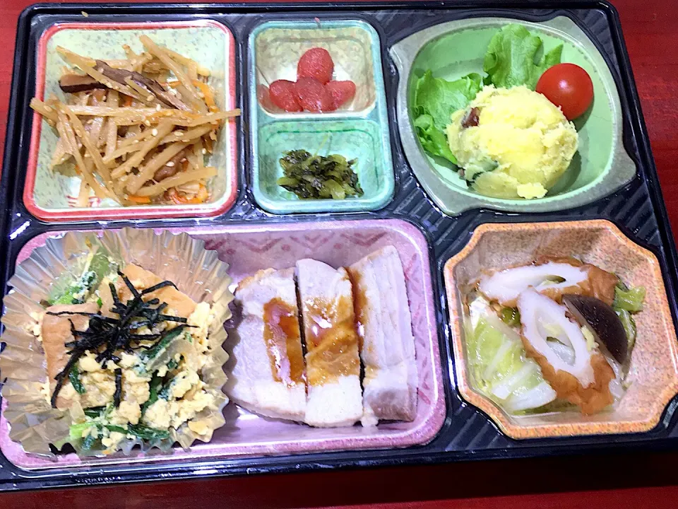 Snapdishの料理写真:ポークステーキステーキソース 日替わり弁当 豊川市豊橋市一部エリア宅配|Naokazu Kuritaさん