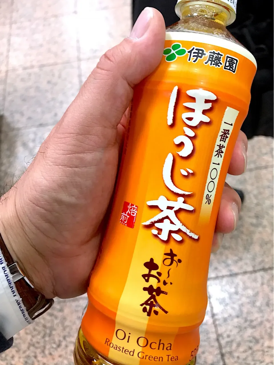 なぜ新大阪駅構内には、私が愛する『おーいお茶 濃い味茶』が無いのだろう🤢仕方ないからほうじ茶で我慢🍵|にゃあ（芸名）さん