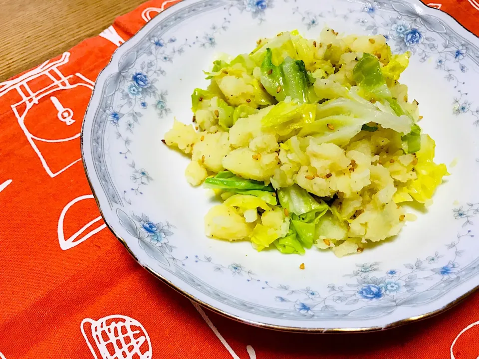 Snapdishの料理写真:春キャベツと新じゃがのサラダ🥗|えいぽんさん