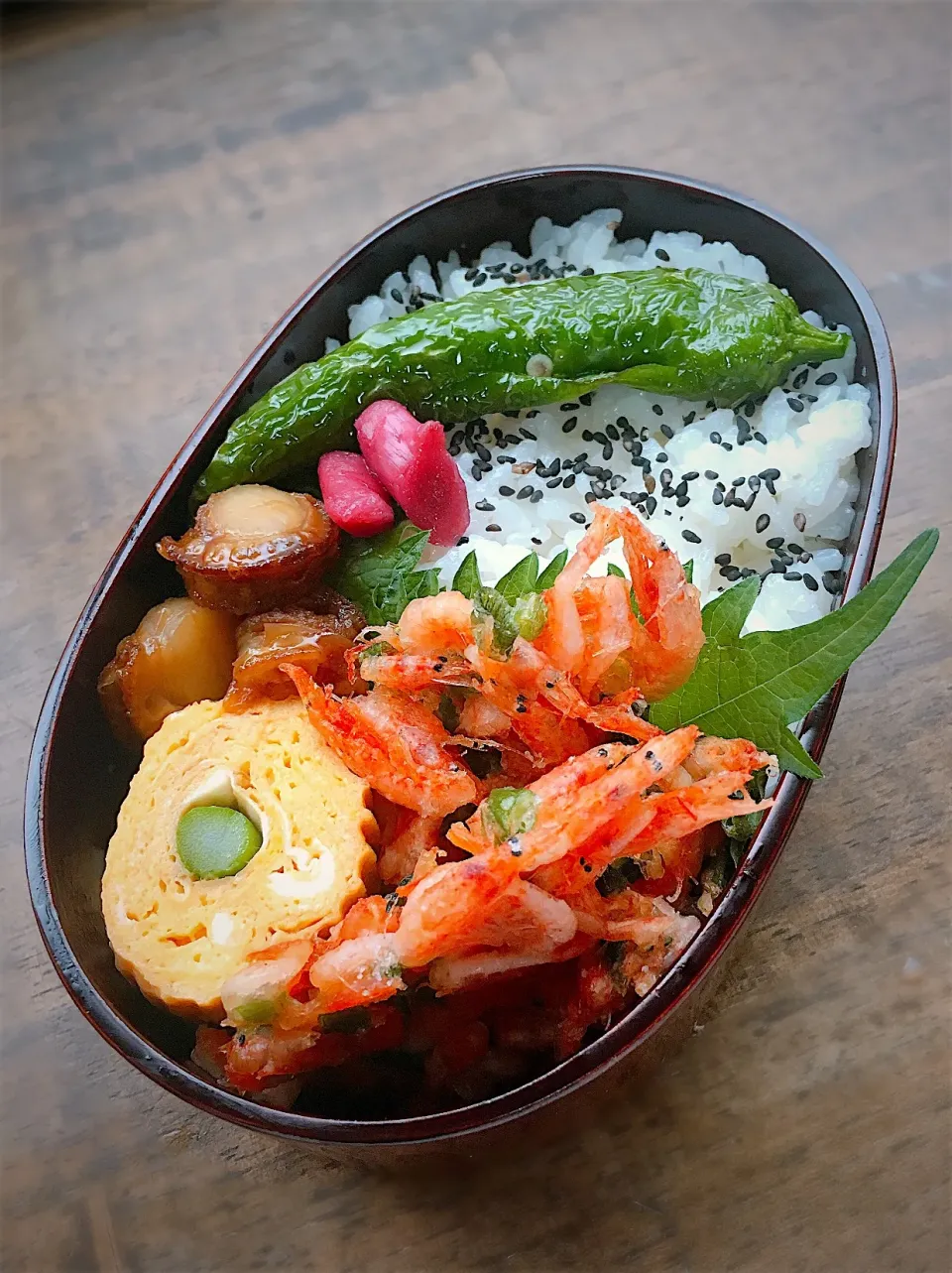 今日のお弁当
・桜えびのかき揚げ
・アスパラ入りの出汁巻
・ベビーホタテの時雨煮
・あまとう素揚げ|akiさん