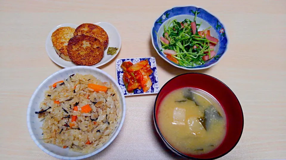 Snapdishの料理写真:３月９日　ツナとひじきの炊き込みご飯　ベーコンと豆苗の炒め物　山芋焼き柚子胡椒　お味噌汁　キムチ|いもこ。さん