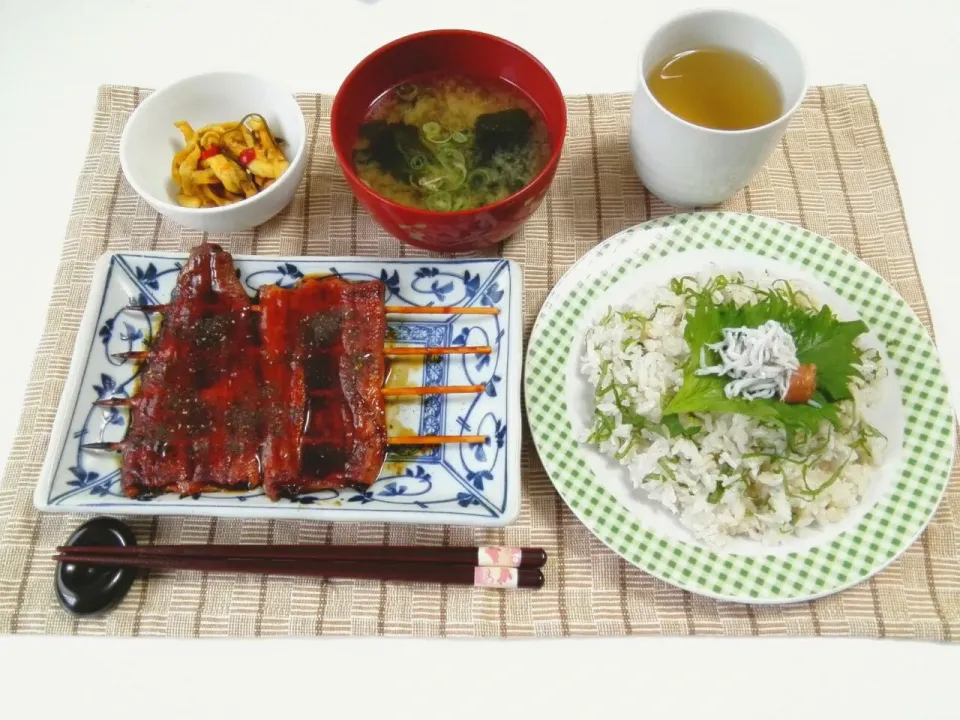 Snapdishの料理写真:ウナギとしらす&梅肉&大葉入りのお寿司|mikaさん