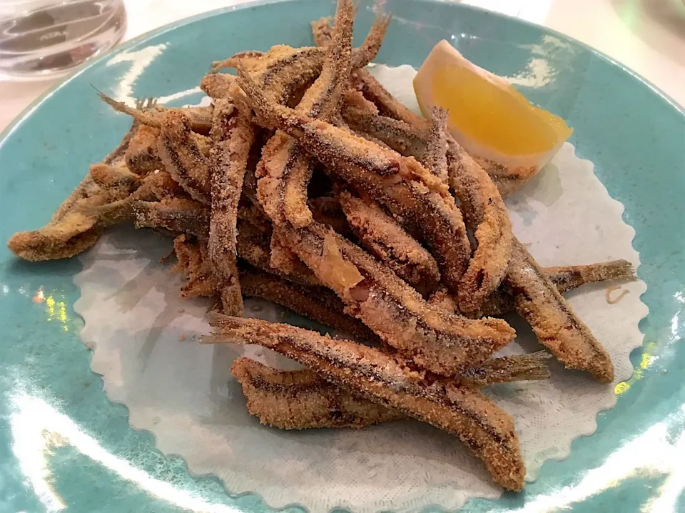 アンチョビの唐揚げ  〜  サクサクで食べやすい。でも量が多すぎ (°_°)|リフルシャッフルさん