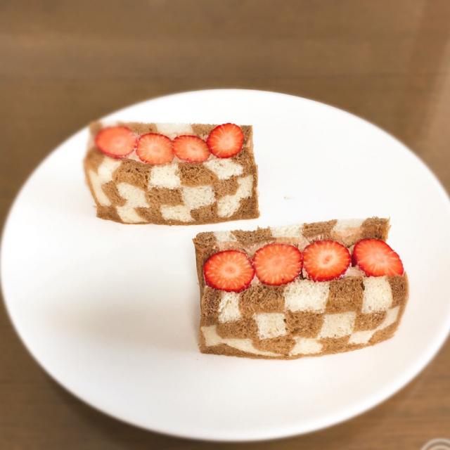 サンセバスチャンケーキ風のイラストパンのいちごサンド 市松模様 サンセバスチャン角食パン アートぱん 食パン イラストパン 手作りパン パン おうちパン デコパン いちご いちごサンド イチゴイチゴサンド Izuyo Snapdish スナップディッシュ Id W5a05a