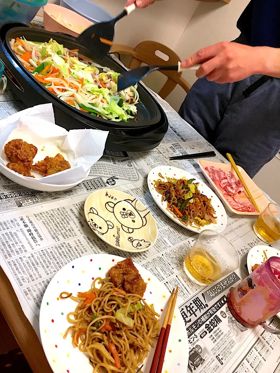 新聞紙を敷いて🗞焼きそばパーティー💪|よこ☆よこさん