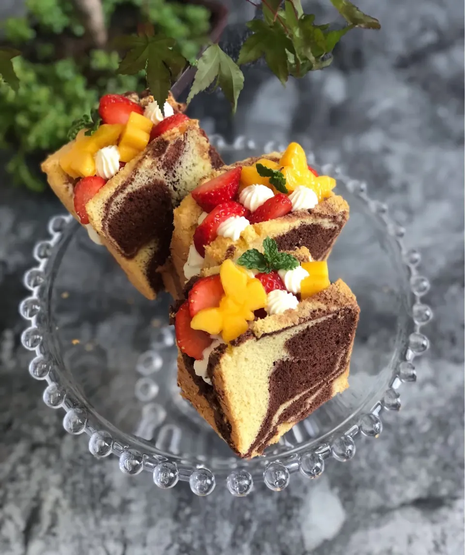 Vanilla bean/valrhona chocolate chiffon, chantilly cream, strawberry and mango|12Dragonさん