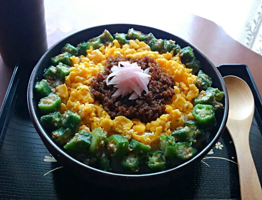 ｢🍚味噌そぼろ丼｣…彩りが春っぽいっしょ( ^-^)～🌸オクラは胡麻みそ和え＾＾*~|*ママちゃん*さん