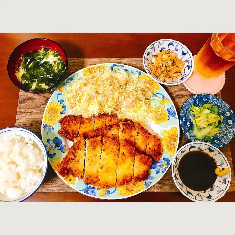 Snapdishの料理写真:【晩御飯】
とんかつ
にんじんとごぼうツナサラダ
ゆず白菜のお漬物
千切りキャベツ
わかたまスープ
白米|たろさんさん