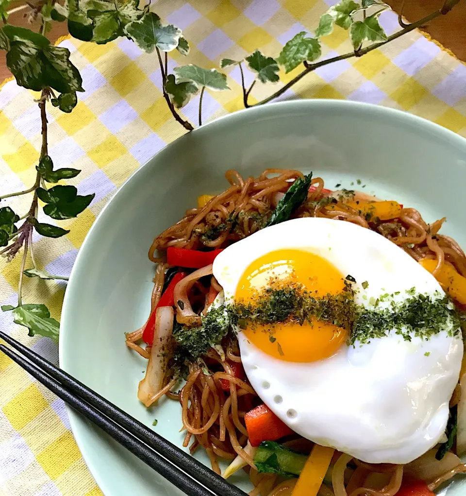 🍳週末お昼は ちょっとジャンクなソース焼きそば 半熟目玉焼き乗っけ🍳キャベツじゃなくて小松菜入り🌿|Hollyさん