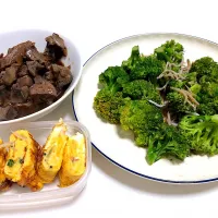 Snapdishの料理写真:4月のつくりおき①
🌸砂肝のやわらか煮🥩
🌸ブロッコリーのじゃこあえ🥦
🌸しらすと大葉の卵焼き🍳|ぽよさん