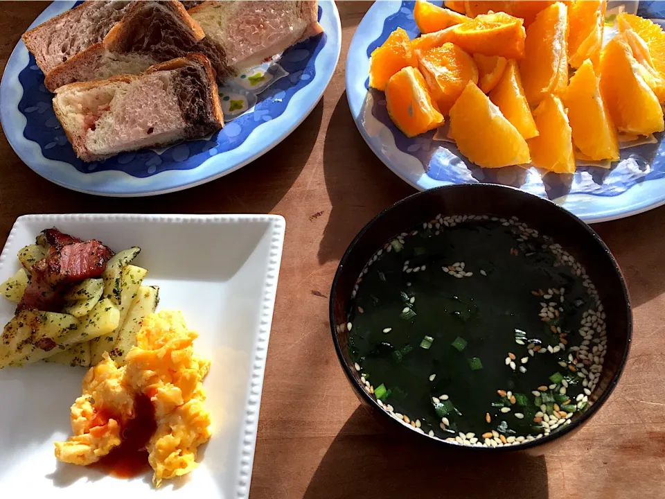 デニッシュ食パンとわかめスープの朝ごはん|ぴいさん