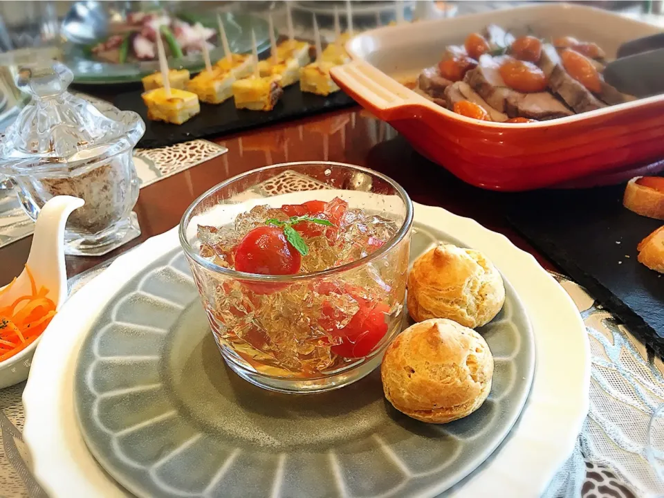 ジャスミン茶のゼリーとスィートトマトマリネ🍅の前菜、手作りレバーペースト入りシュー♪|72roseさん