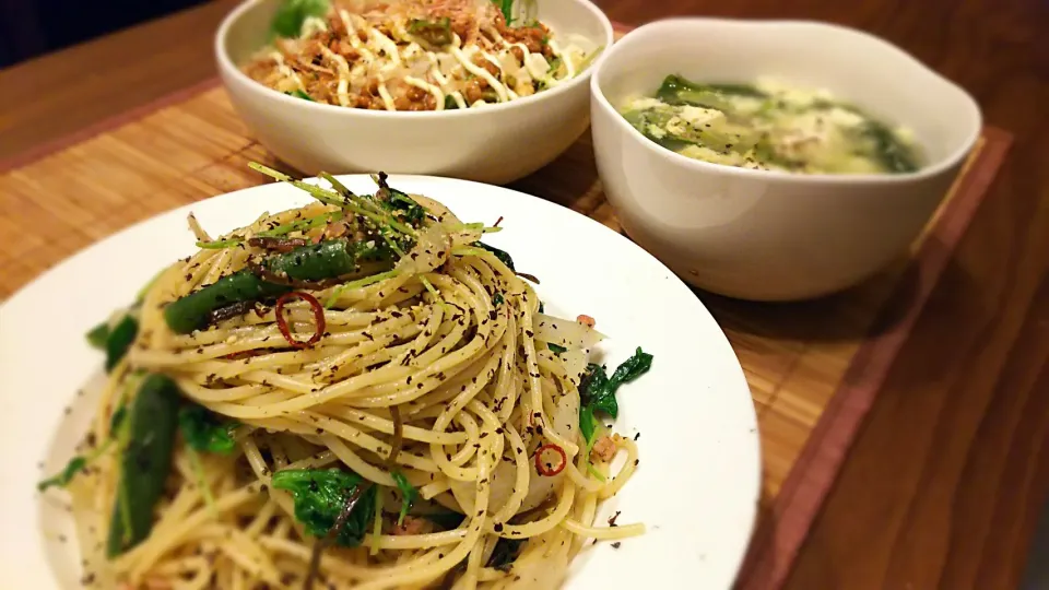 Snapdishの料理写真:ﾎｳﾚﾝ草のゆかり塩昆布ﾍﾟﾍﾟﾛﾝ～🍝
の晩ごはん✨|kaz(*･ω･)さん