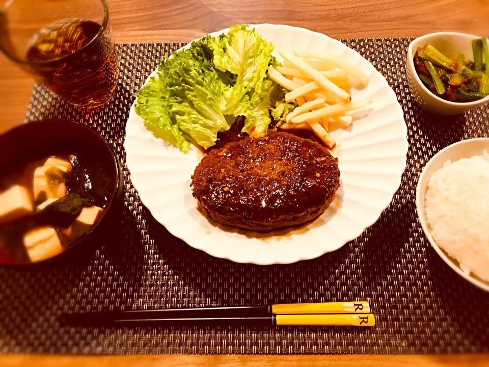 Snapdishの料理写真:チーズイン煮込みハンバーグ、小松菜の梅肉和え、おみそ汁|ありかさん