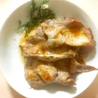 Snapdishの料理写真:お庭のルッコラ 花も咲いちゃいました🌱
。豚肉のスパイシー炒め。|さえさん