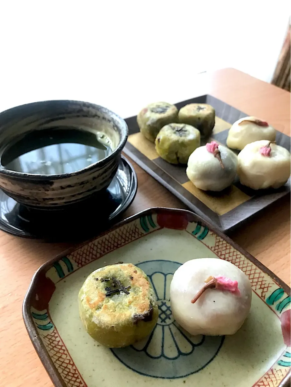 Snapdishの料理写真:ちょっと一服🍵 茶通と桜饅頭🌸

#和菓子|とんちんさん