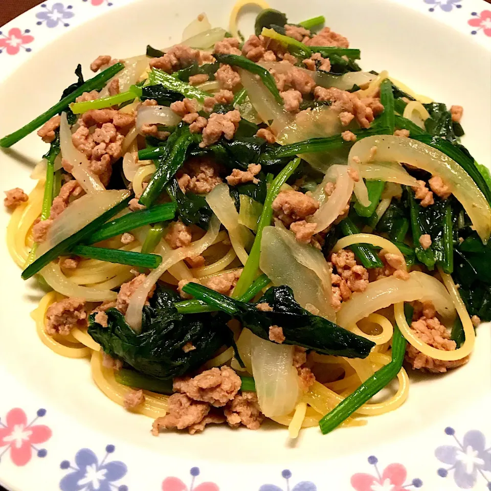 ひき肉とほうれん草のバター醤油パスタ♡|まゆかさん