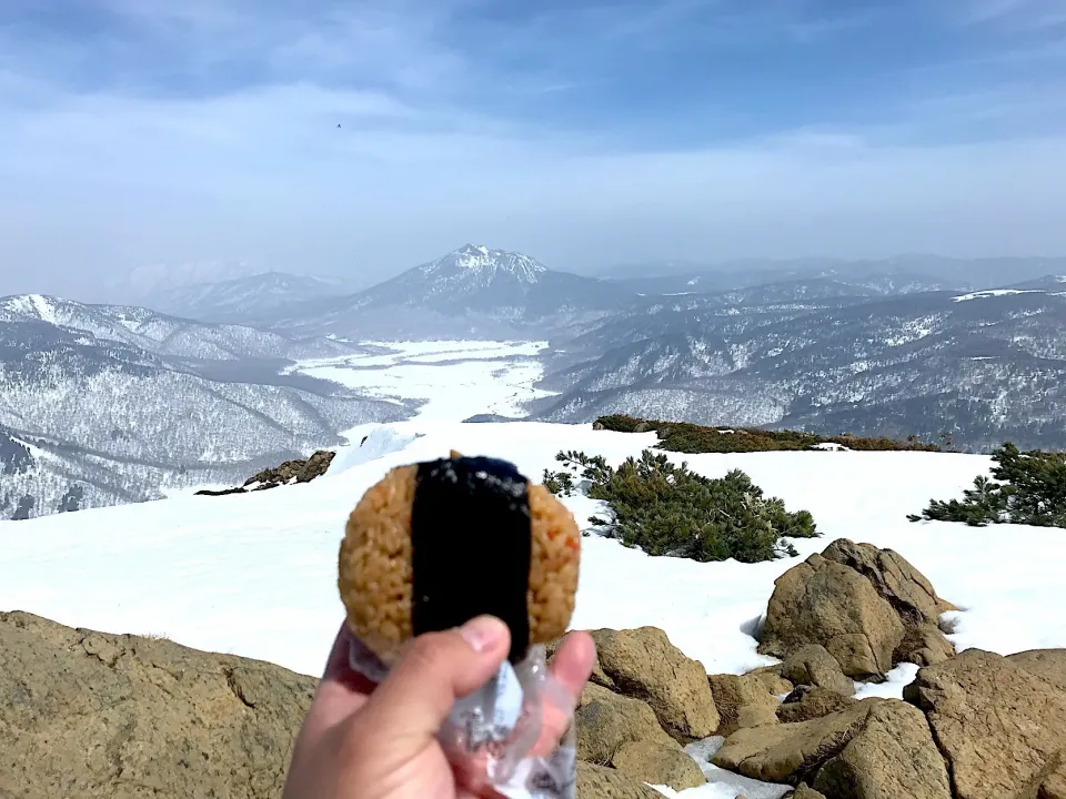 Snapdishの料理写真:雪の尾瀬ヶ原を眺めながらおにぎりランチ🍙|ラー山さん