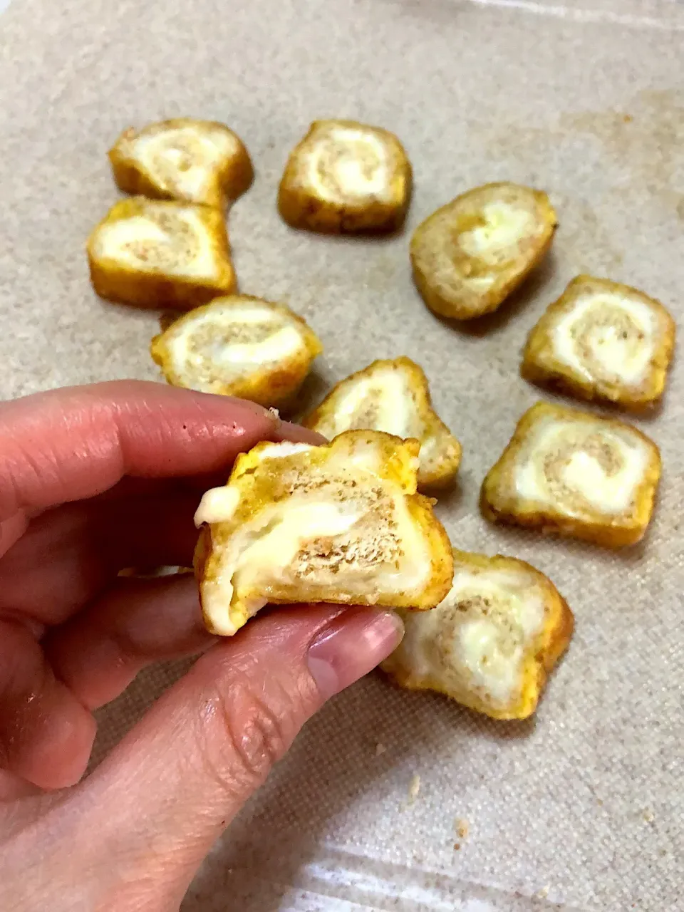 Shan Yao with cheese bread for the little one|mickey chiaさん