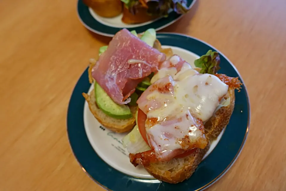 Snapdishの料理写真:今日のお昼ご飯
生ハムとアボカドのオープンサンド
ベーコンレタスのオープンサンド|こたろーさん