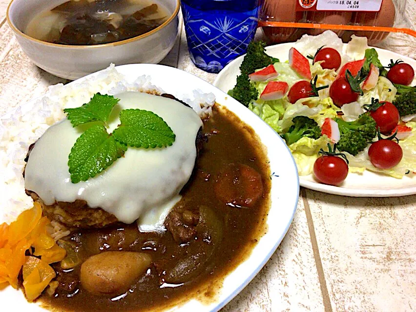 今日の男飯(๑>◡<๑)休みだからたっぷり煮込みましたチーズハンバーグカレー♫ とサラダとか焼き椎茸スープ♫|ひーちゃんさん