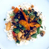 Chickpeas, lentils, potatoes, green beans, mushrooms and carrots stew/curry with rice
 #chickpeas #lentils #potatoes #greenbeans #mushrooms #carrots #stew #curr