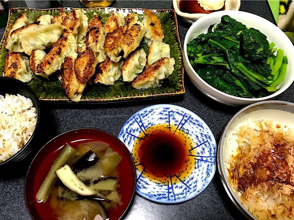 もち麦飯、いろんなもんが入ってる手作り餃子、菜の花の菜っ葉、新玉ねぎポン酢おかか和え、茄子ネギ味噌汁|ms903さん