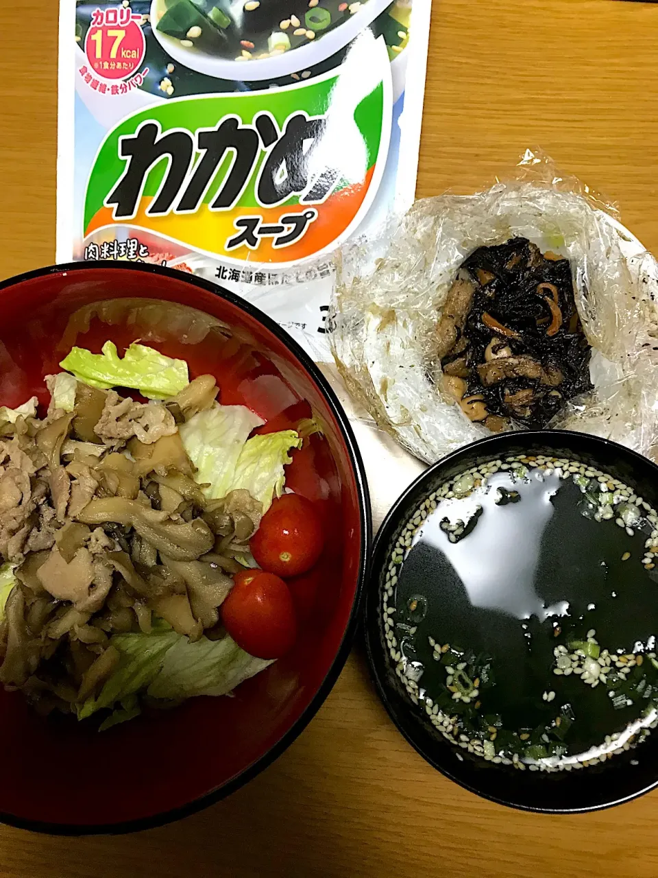 きのこ豚丼とひじきの煮物とわかめスープ|たまきさん