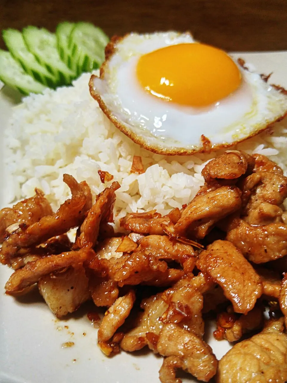 FRIED SLICED PORK WITH GARLIC AND PEPPER THAI RECIPES|Tanongさん