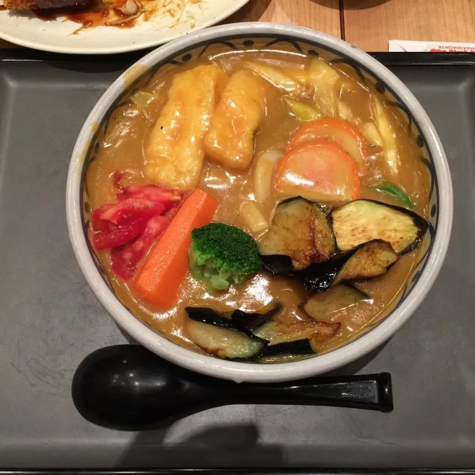 Snapdishの料理写真:若鯱家のカレーうどん
温野菜と茄子揚げをトッピング|Morito Kamiyaさん