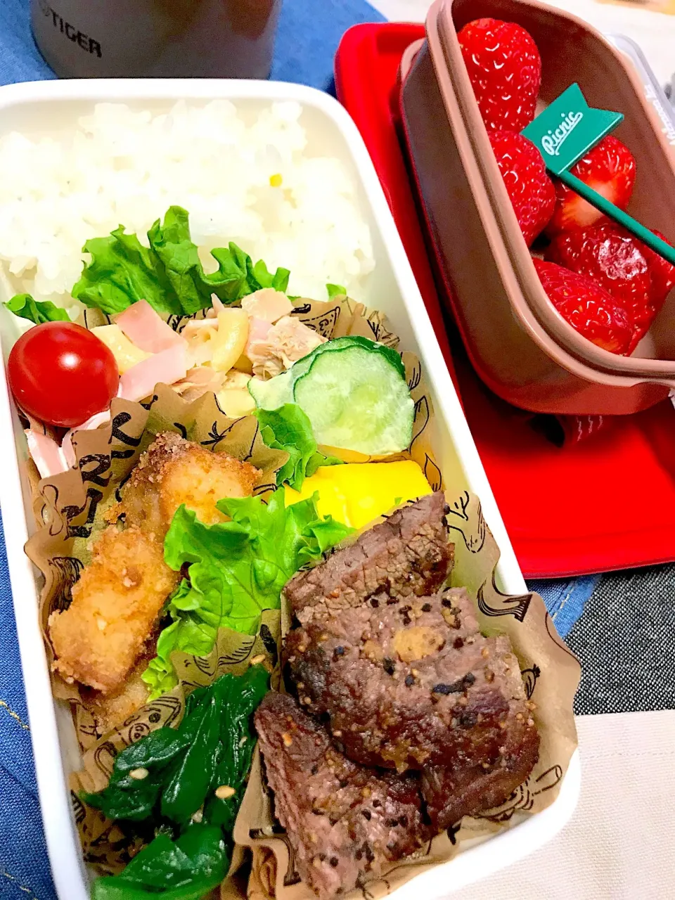 Snapdishの料理写真:女子高校生用 ステーキ弁当|riorieさん