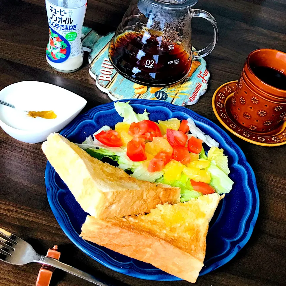 Snapdishの料理写真:朝ごはん〜厚切りトーストとジューシーのサラダ、ヨーグルト、コーヒー☕️|perfuさん