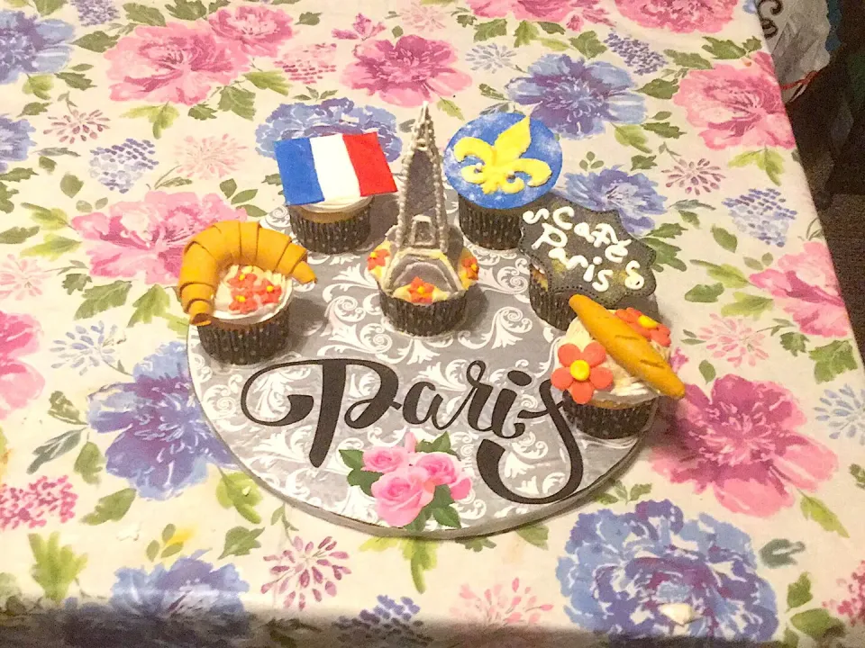 Snapdishの料理写真:Cupcakes wars -Paris theme|John Baker Greskiewiczさん