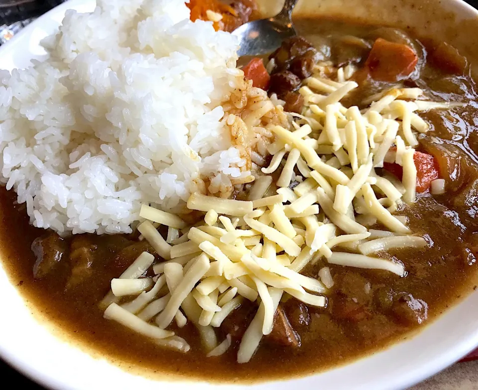 ある定食屋の昼餉…チーズが溶けないほどヌルいカレーライスでホップ・ステップ・玉砕する💣火傷なんか心配してくれなくていいからせめてチーズ溶かそうよ😭|にゃあ（芸名）さん