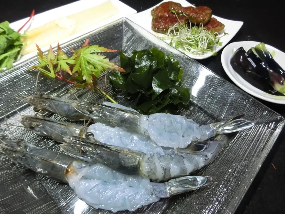 Snapdishの料理写真:天使👼のエビ🦐 旬の生ワカメ 肉詰めピーマン 水茄子 アスパラ 2018/4/9|Hiroshi  Kimuraさん