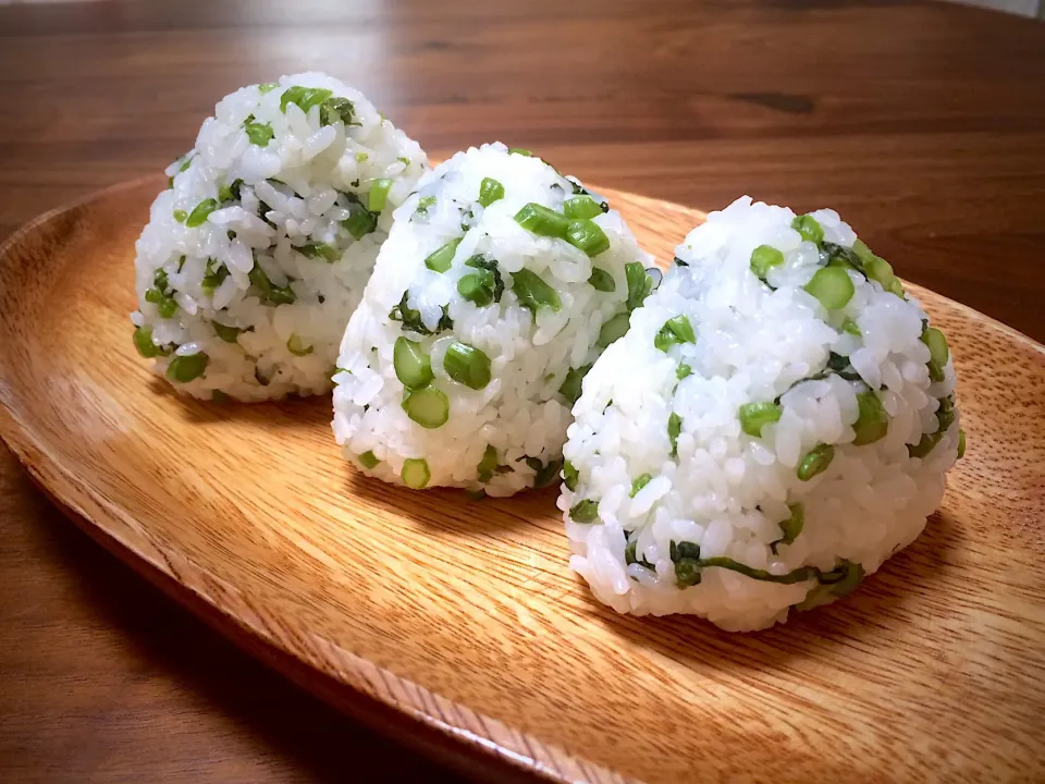 Snapdishの料理写真:かぴかぴさんの高菜折りの阿蘇高菜その３😋刻み高菜で混ぜご飯おにぎり🍙🌿  #ぱぴこ家fromかぴかぴさん|ぱぴこ家さん