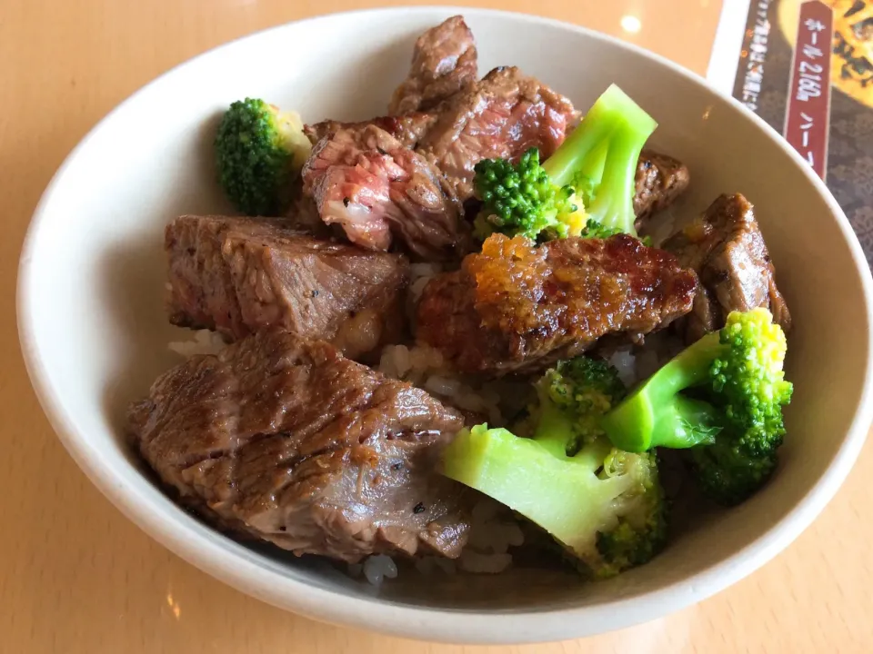 ゴルフ場飯⛳️😋
勝手にステーキ丼🥩|アライさんさん