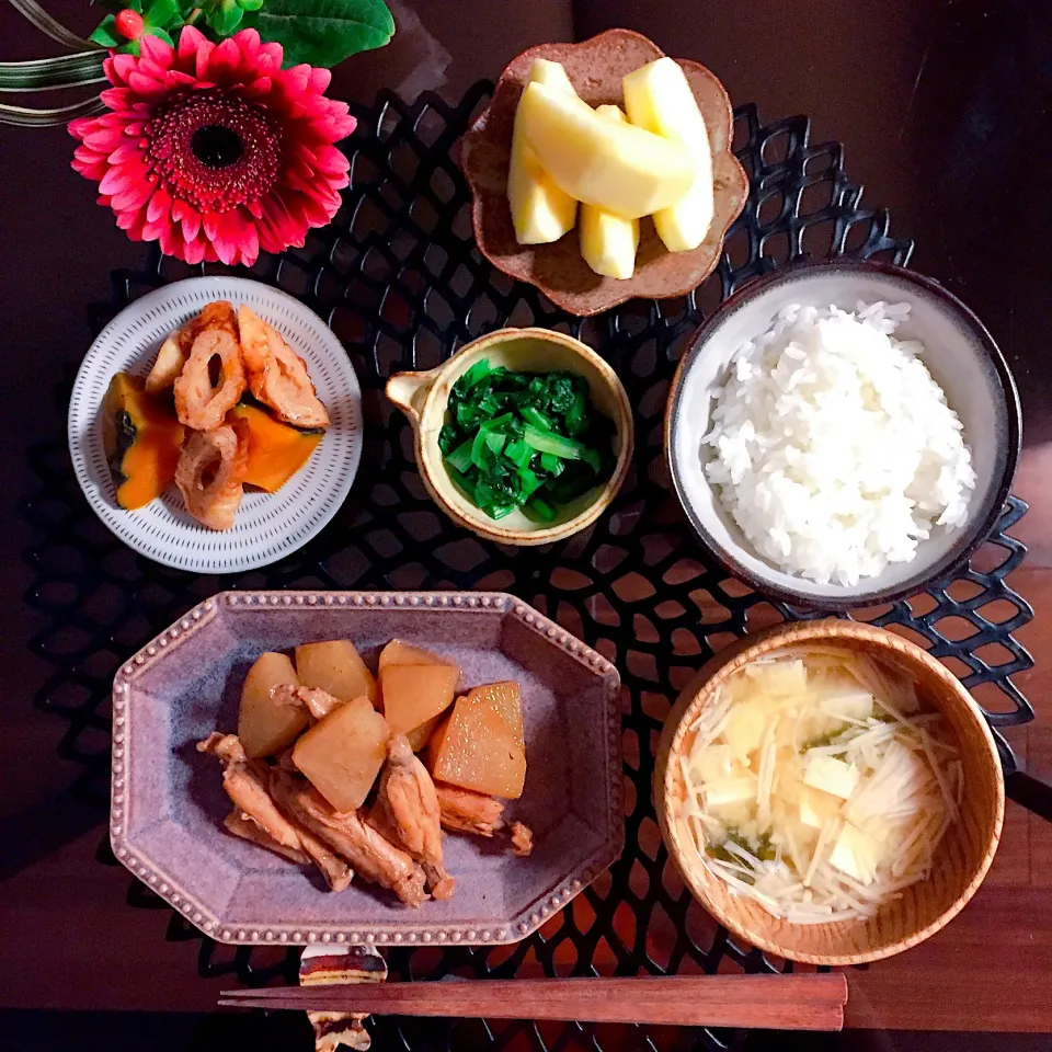 Snapdishの料理写真:✿手羽中と大根の五香粉煮
✿かぼちゃとちくわの煮物
✿小松菜のお浸し
✿豆腐とわかめとえのきの味噌汁|はらしおりさん