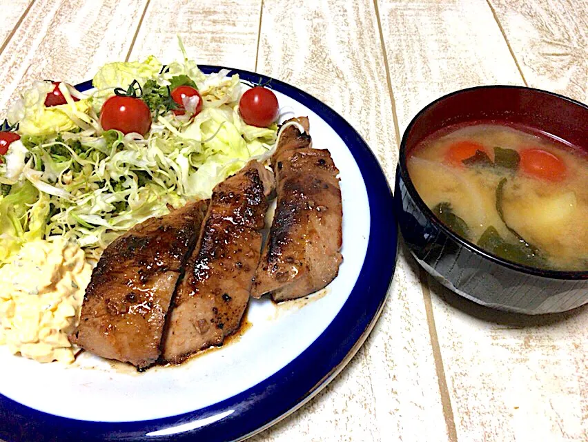 今日の男飯(๑>◡<๑)マグロのステーキ🥩とトマトとジャガイモとワカメと玉ねぎの味噌汁♫|ひーちゃんさん