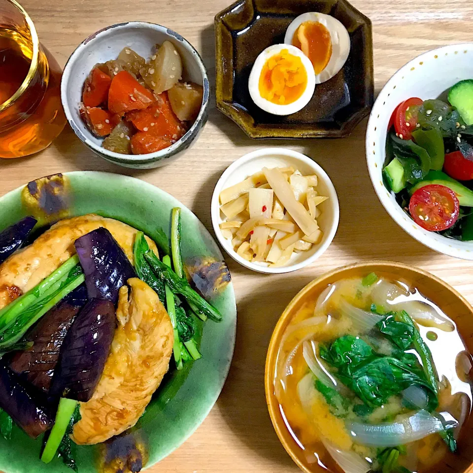 ささ身と茄子とカブの葉の黒酢炒め／カブと人参の煮物／ピリ辛メンマ／半熟煮卵／ワカメときゅうりとトマトの中華風サラダ／ほうれん草と玉ねぎの味噌汁|mogwaiさん