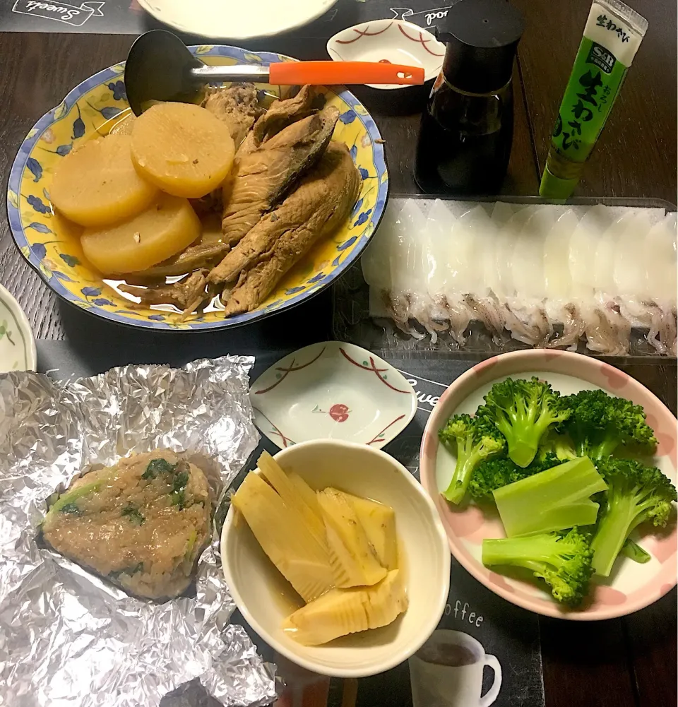 筍ご飯のおにぎり、ぶり大根、イカの姿刺身、筍穂先のおかか煮、茹でブロッコリー(*^ω^*)|ライムさん