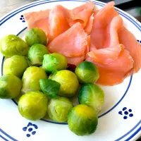 Snapdishの料理写真:Smoked salmon and Brussels sprouts|Stefan Labuschagneさん